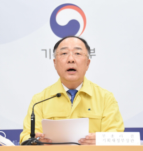 홍남기 부총리 겸 기획재정부 장관이 지난 2일 정부세종청사에서 코로나19 극복 추가경정예산안을 발표하고 있다.  <사진=기획재정부>